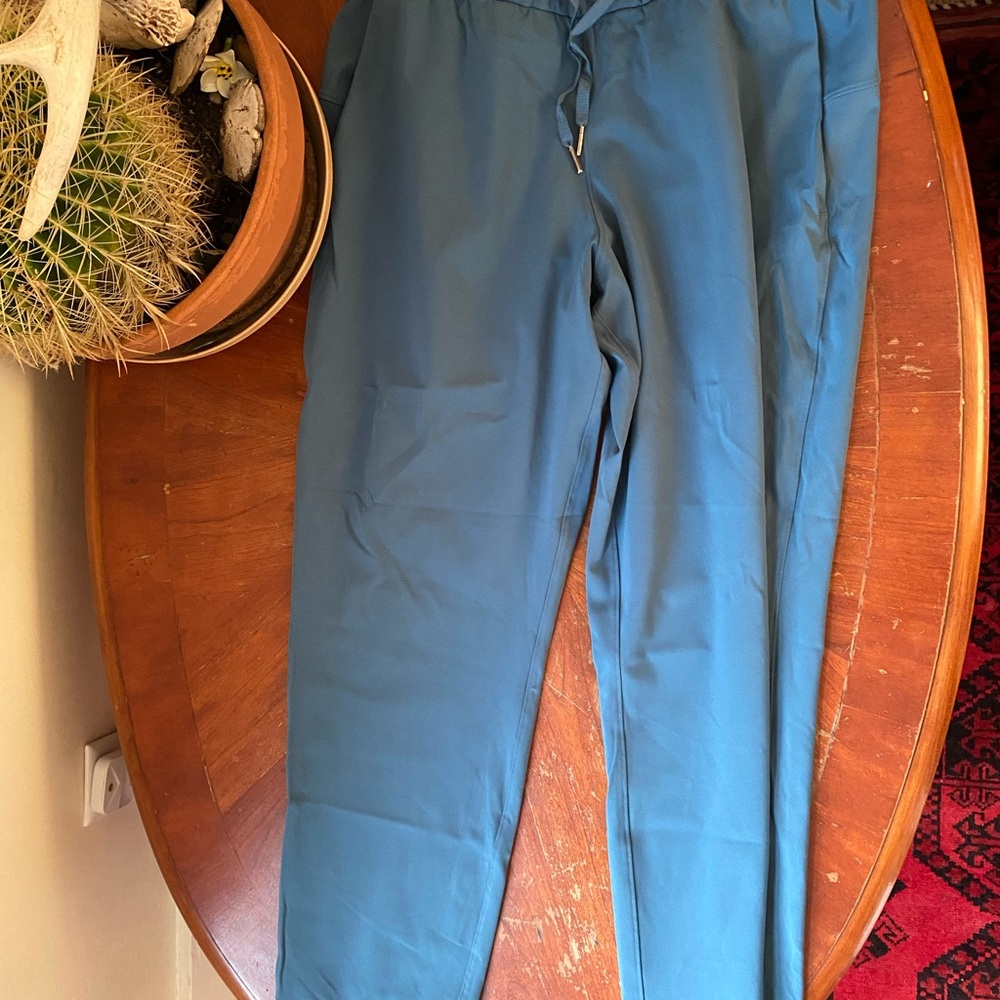 Womens Lululemons size 10 has two pockets and draw string